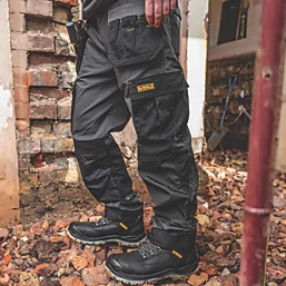 Caterpillar work pants for carpenters with multiple pockets and knee pad support